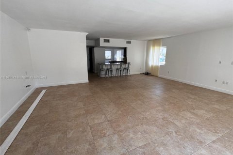 Townhouse in Bay Harbor Islands, Florida 3 bedrooms, 204.38 sq.m. № 1327853 - photo 13