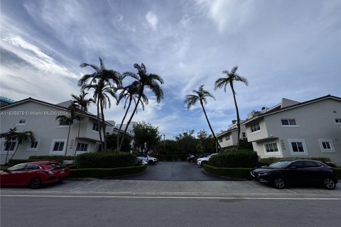 Townhouse in Bay Harbor Islands, Florida 3 bedrooms, 204.38 sq.m. № 1327853 - photo 2