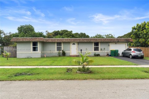 Villa ou maison à vendre à Tamarac, Floride: 3 chambres, 121.52 m2 № 1381744 - photo 1