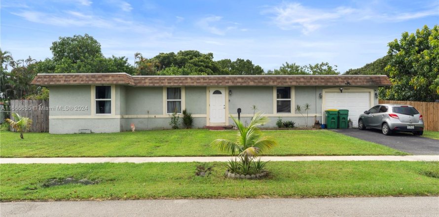 House in Tamarac, Florida 3 bedrooms, 121.52 sq.m. № 1381744