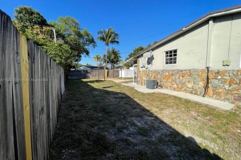 House in Hollywood, Florida 2 bedrooms, 66.89 sq.m. № 983778 - photo 23