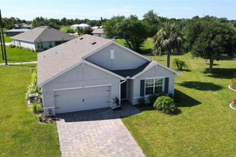 House in Punta Gorda, Florida 4 bedrooms, 169.83 sq.m. № 1319759 - photo 1