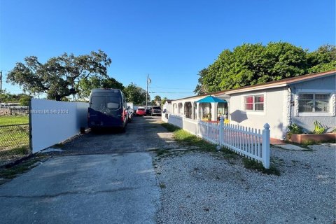 Propiedad comercial en venta en Miami, Florida, 187.29 m2 № 1206996 - foto 6