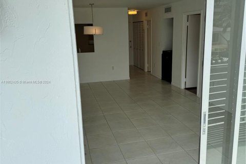 Condominio en alquiler en North Miami Beach, Florida, 1 dormitorio, 75.44 m2 № 1370616 - foto 14