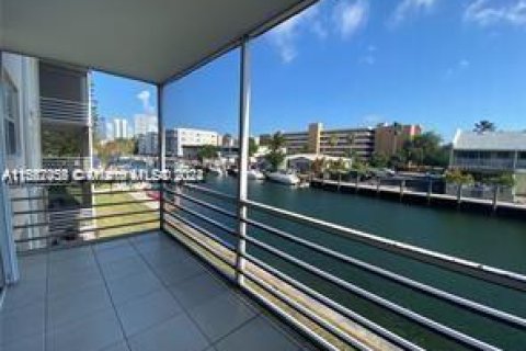 Copropriété à louer à North Miami Beach, Floride: 1 chambre, 75.44 m2 № 1370616 - photo 1