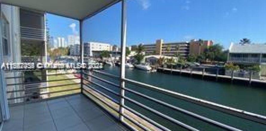 Condominio en North Miami Beach, Florida, 1 dormitorio  № 1370616