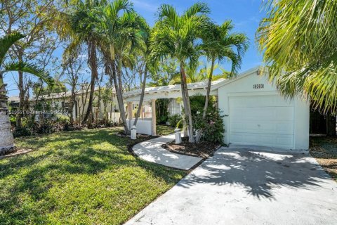 Villa ou maison à vendre à Surfside, Floride: 3 chambres, 130.06 m2 № 1178744 - photo 2