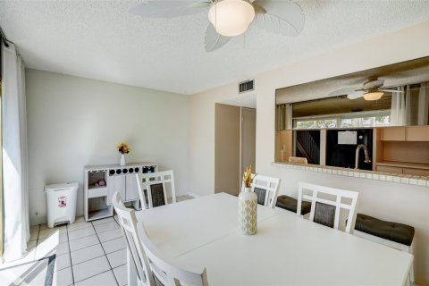 Townhouse in Lauderdale-by-the-Sea, Florida 2 bedrooms, 139.35 sq.m. № 1129256 - photo 26