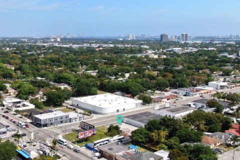 Propiedad comercial en venta en Miami, Florida № 1095030 - foto 2