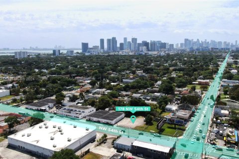 Propiedad comercial en venta en Miami, Florida № 1095030 - foto 1