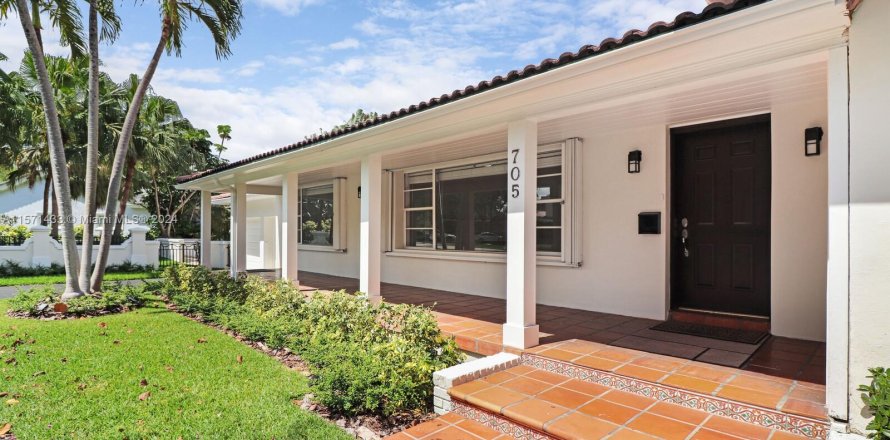 House in Coral Gables, Florida 4 bedrooms, 259.48 sq.m. № 1127574