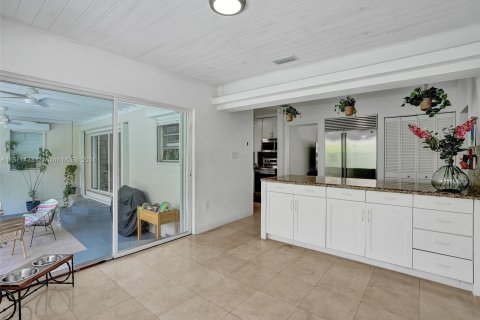 House in Coral Gables, Florida 4 bedrooms, 259.48 sq.m. № 1127574 - photo 27