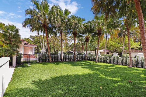 House in Coral Gables, Florida 4 bedrooms, 259.48 sq.m. № 1127574 - photo 15