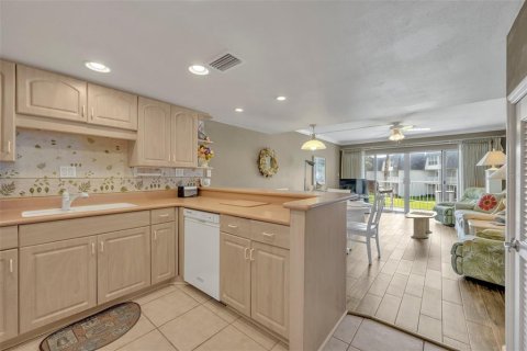 Condo in New Smyrna Beach, Florida, 2 bedrooms  № 1381421 - photo 4