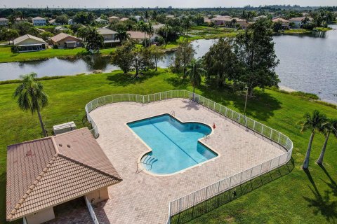 Villa ou maison à vendre à Pembroke Pines, Floride: 3 chambres, 192.21 m2 № 1186574 - photo 2