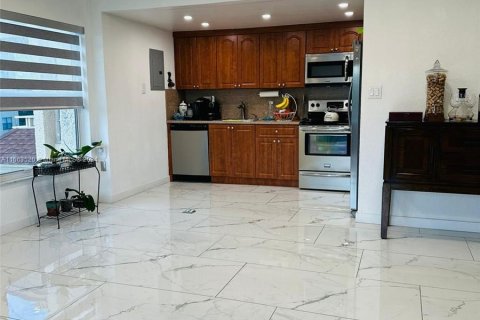 Condo in Hialeah, Florida, 2 bedrooms  № 1375565 - photo 8