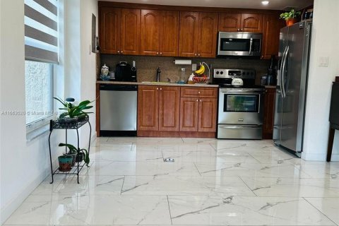 Copropriété à vendre à Hialeah, Floride: 2 chambres, 88.26 m2 № 1375565 - photo 5