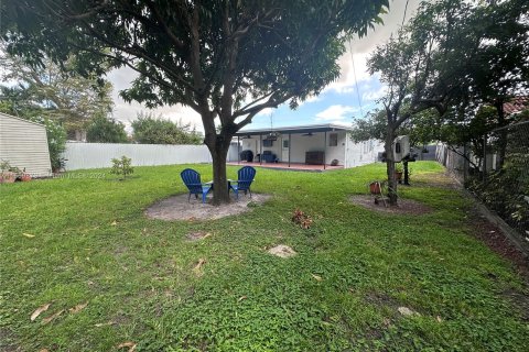 House in Miami, Florida 3 bedrooms, 147.25 sq.m. № 1395972 - photo 16