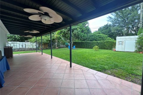 House in Miami, Florida 3 bedrooms, 147.25 sq.m. № 1395972 - photo 14