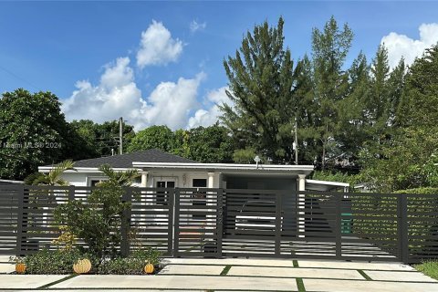 House in Miami, Florida 3 bedrooms, 147.25 sq.m. № 1395972 - photo 2