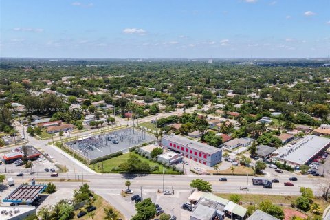 Propiedad comercial en venta en Miami, Florida № 1305831 - foto 2