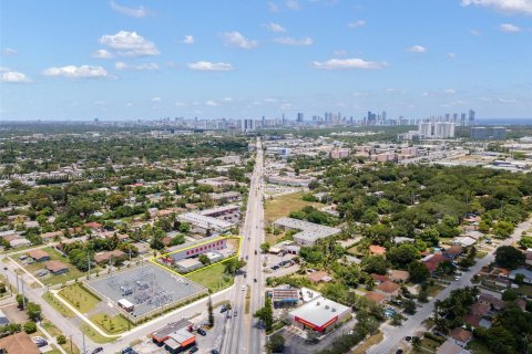 Propiedad comercial en venta en Miami, Florida № 1305831 - foto 3