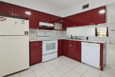 Condo in Miami Beach, Florida, 2 bedrooms  № 1294322 - photo 5