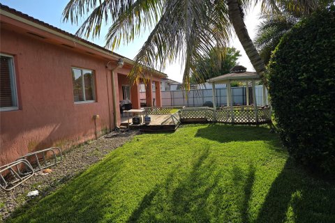 House in Miami, Florida 4 bedrooms, 191.38 sq.m. № 1180115 - photo 1