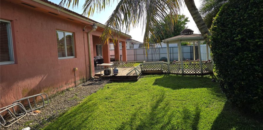 House in Miami, Florida 4 bedrooms, 191.38 sq.m. № 1180115