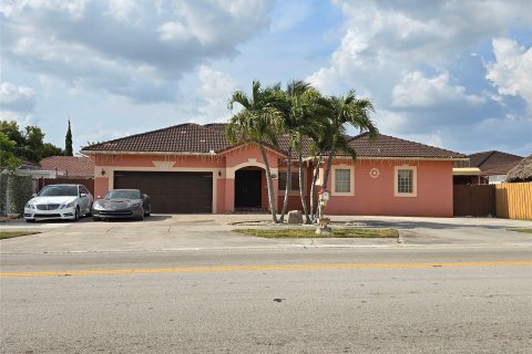 House in Miami, Florida 4 bedrooms, 191.38 sq.m. № 1180115 - photo 23