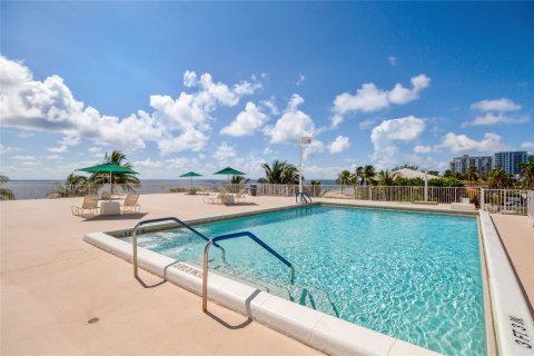 Condominio en venta en Pompano Beach, Florida, 2 dormitorios, 104.52 m2 № 868682 - foto 1