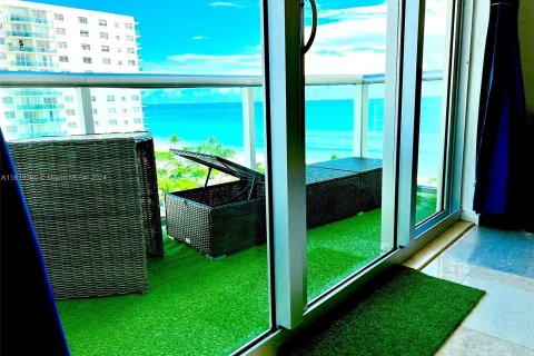 Condominio en venta en Hollywood, Florida, 1 dormitorio, 81.2 m2 № 1240465 - foto 1