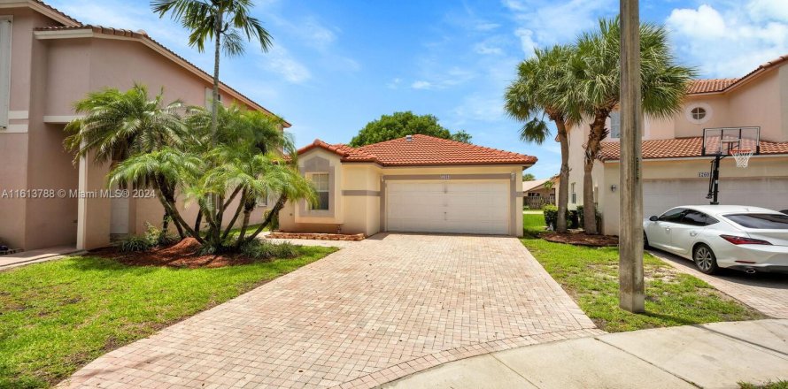 Villa ou maison à Pembroke Pines, Floride 3 chambres, 151.71 m2 № 1240467