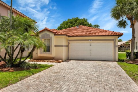 Villa ou maison à vendre à Pembroke Pines, Floride: 3 chambres, 151.71 m2 № 1240467 - photo 2