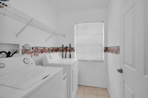 Casa en venta en Pembroke Pines, Florida, 3 dormitorios, 151.71 m2 № 1240467 - foto 17