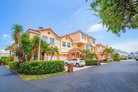 Touwnhouse à vendre à Deerfield Beach, Floride: 4 chambres, 200.11 m2 № 887711 - photo 1