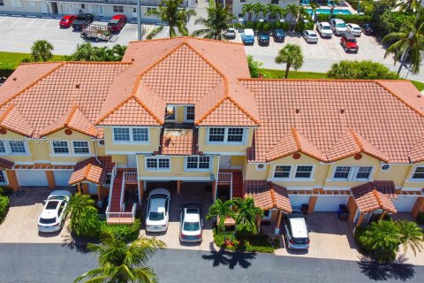Touwnhouse à vendre à Deerfield Beach, Floride: 4 chambres, 200.11 m2 № 887711 - photo 3