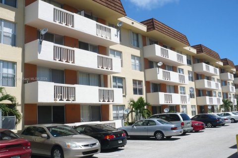 Condominio en venta en North Miami, Florida, 1 dormitorio, 66.33 m2 № 1372645 - foto 4