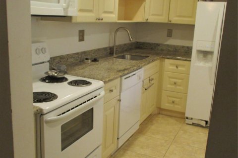 Condo in Tamarac, Florida, 2 bedrooms  № 1188775 - photo 17