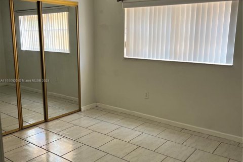 Condo in Hialeah, Florida, 2 bedrooms  № 1345015 - photo 2