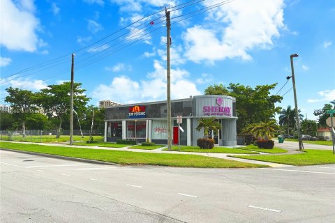 Propiedad comercial en venta en Miami, Florida № 1410776 - foto 1