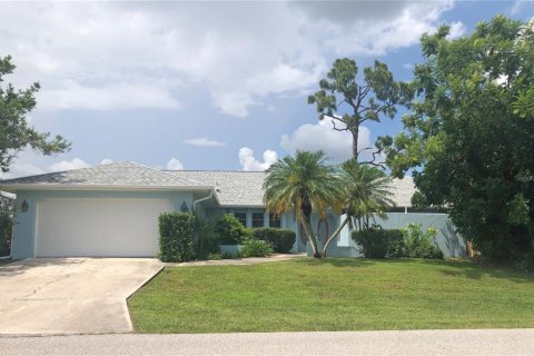 House in Port Charlotte, Florida 3 bedrooms, 191.56 sq.m. № 1325075 - photo 1