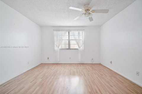 Condo in Tamarac, Florida, 2 bedrooms  № 1384153 - photo 17