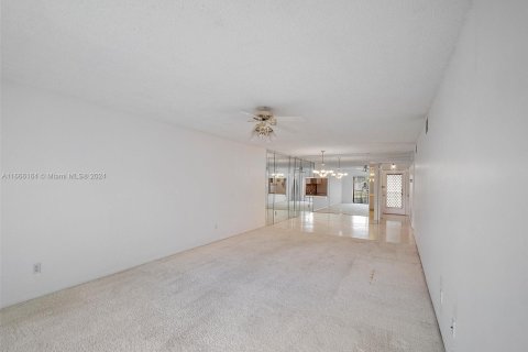 Copropriété à vendre à Tamarac, Floride: 2 chambres, 102.19 m2 № 1384153 - photo 12