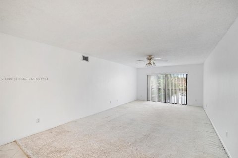 Copropriété à vendre à Tamarac, Floride: 2 chambres, 102.19 m2 № 1384153 - photo 9