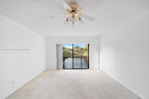 Copropriété à vendre à Tamarac, Floride: 2 chambres, 102.19 m2 № 1384153 - photo 10