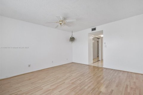 Condo in Tamarac, Florida, 2 bedrooms  № 1384153 - photo 15