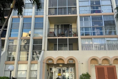 Condo in Hallandale Beach, Florida, 2 bedrooms  № 1384200 - photo 25