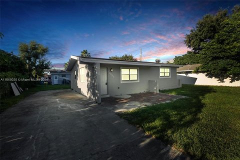 House in Miami, Florida 3 bedrooms, 223.15 sq.m. № 1384199 - photo 2