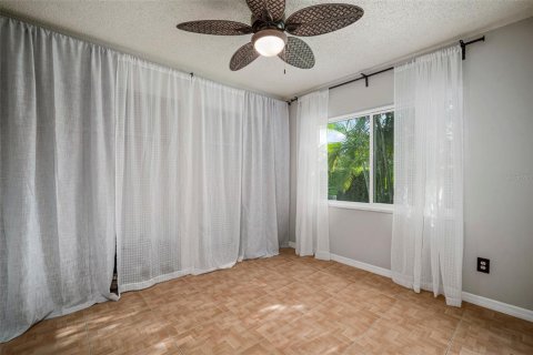 Villa ou maison à vendre à Brandon, Floride: 4 chambres, 234.58 m2 № 1354056 - photo 8